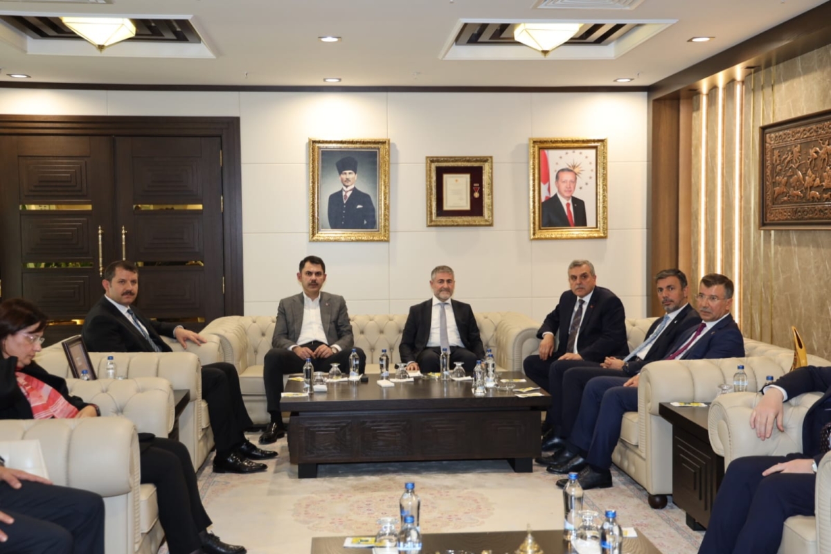 Hazine ve Maliye Bakanı Nureddin Nebati ile Çevre, Şehircilik ve İklim Değişikliği Bakanı Murat Kurum bir dizi ziyaret ve incelemelerde bulunmak üzere geldiği Şanlıurfa’da Büyükşehir Belediye Başkanı Zeynel Abidin Beyazgül’ü