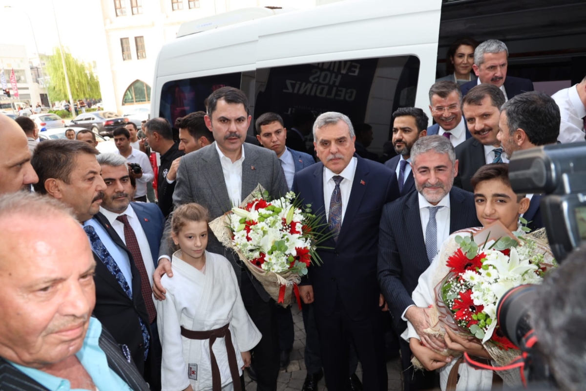 Hazine ve Maliye Bakanı Nureddin Nebati ile Çevre, Şehircilik ve İklim Değişikliği Bakanı Murat Kurum bir dizi ziyaret ve incelemelerde bulunmak üzere geldiği Şanlıurfa’da Büyükşehir Belediye Başkanı Zeynel Abidin Beyazgül’ü
