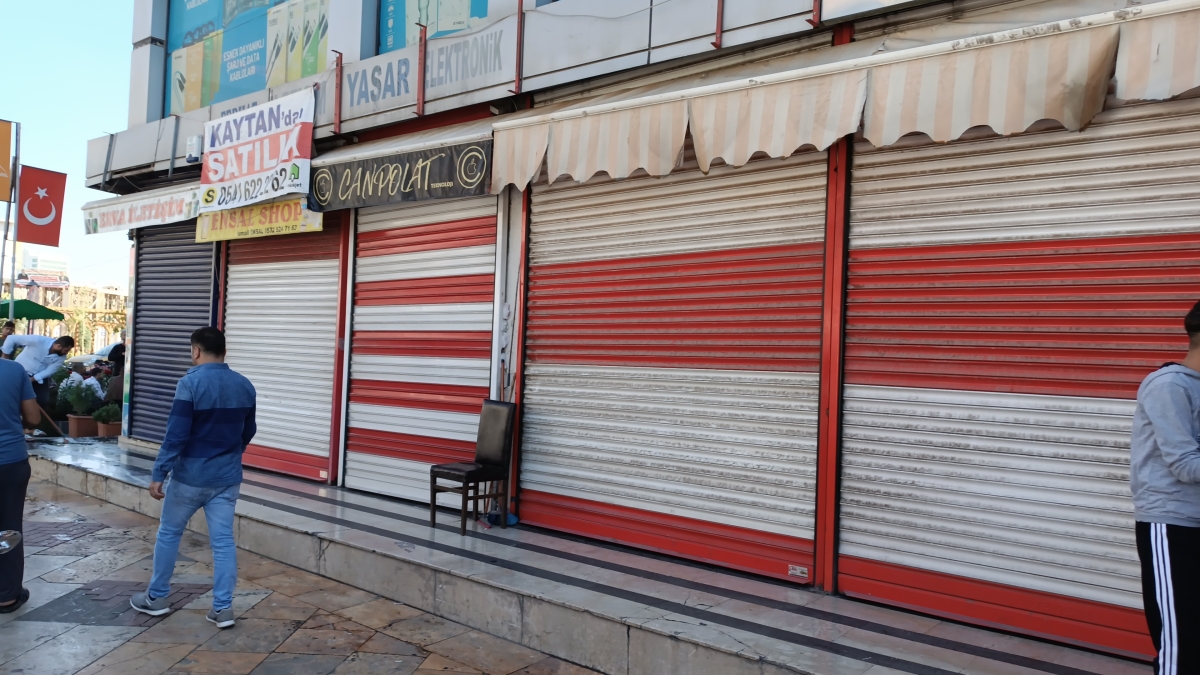 Kaçak Telefon Operasyonu Sonrası Esnaf Kepenk Kapattı