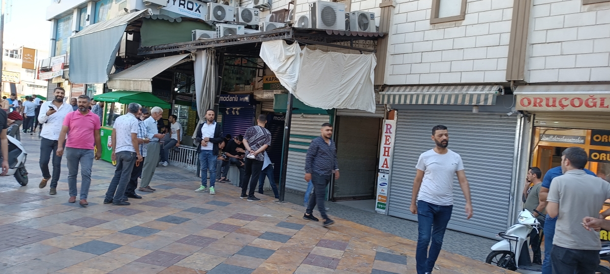 Kaçak Telefon Operasyonu Sonrası Esnaf Kepenk Kapattı