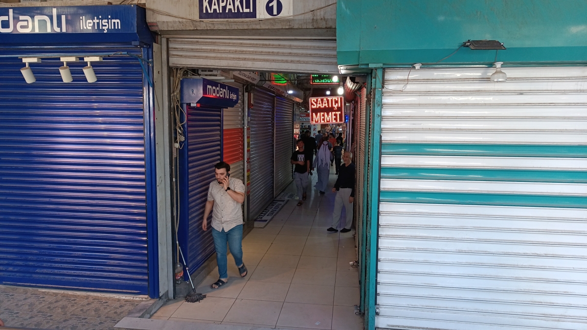 Kaçak Telefon Operasyonu Sonrası Esnaf Kepenk Kapattı