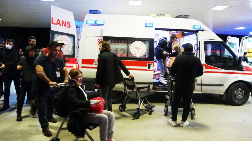 Kamyonet minibüsle çarpıştı: 22 yaralı