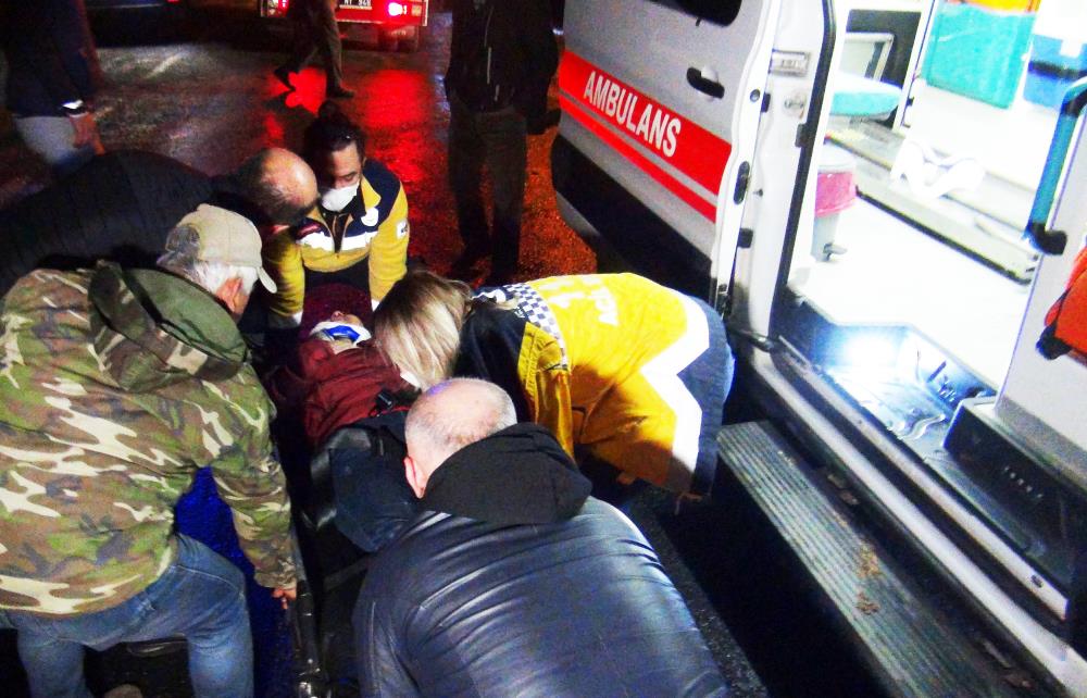 Kamyonet minibüsle çarpıştı: 22 yaralı