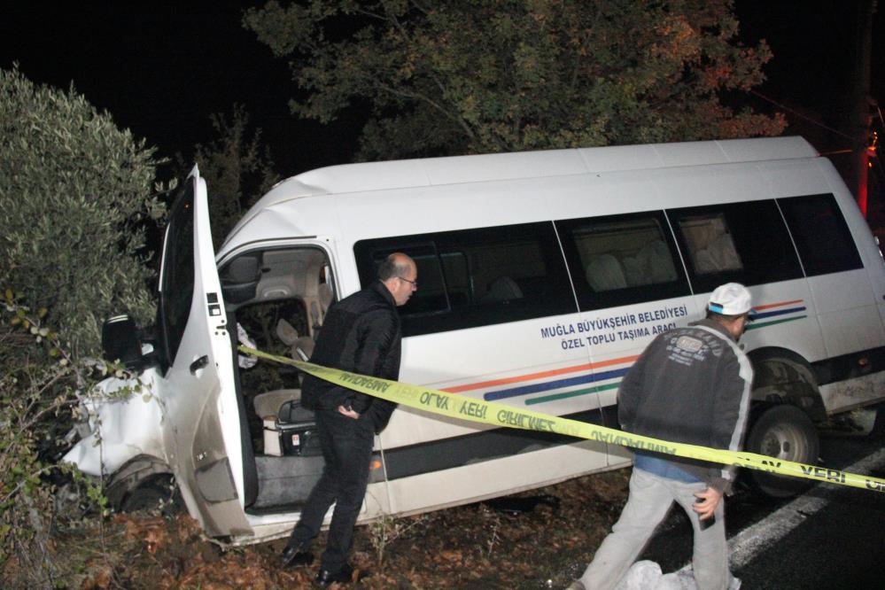 Kamyonet minibüsle çarpıştı: 22 yaralı