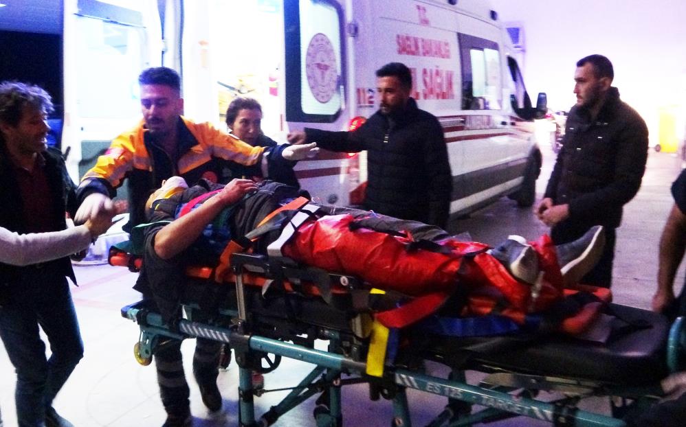 Kamyonet minibüsle çarpıştı: 22 yaralı