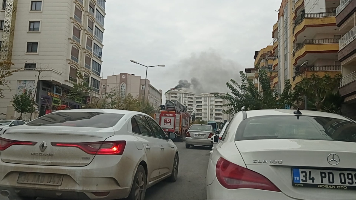 Karaköprü'de Apartman Çatı Katı Cayır Cayır Yandı