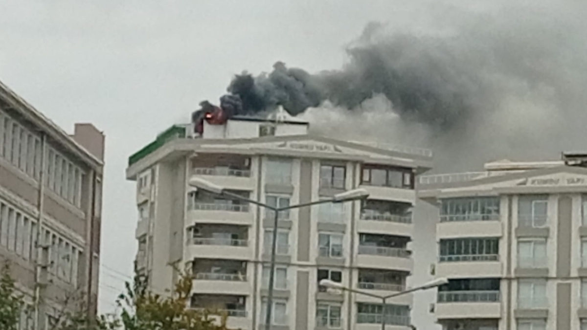 Karaköprü'de Apartman Çatı Katı Cayır Cayır Yandı