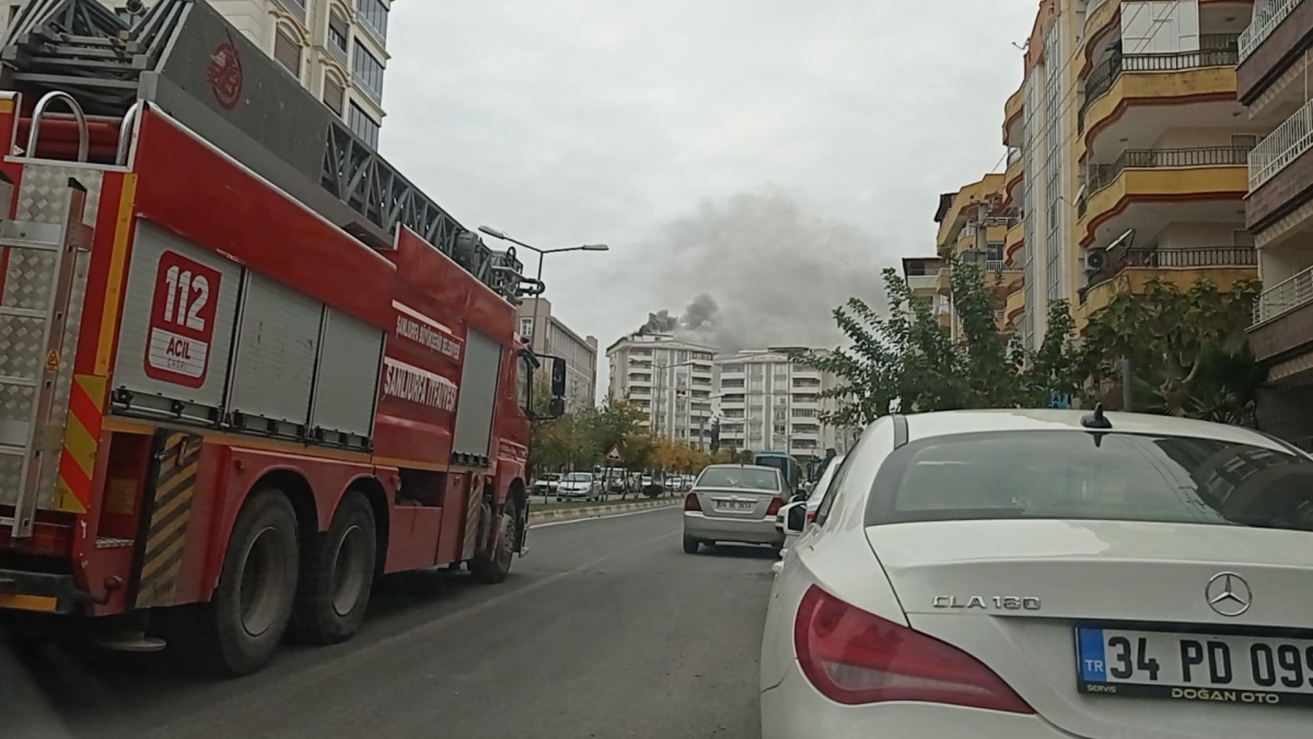Karaköprü'de Apartman Çatı Katı Cayır Cayır Yandı