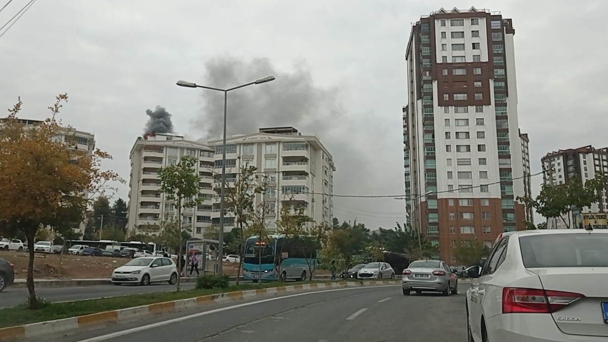 Karaköprü'de Apartman Çatı Katı Cayır Cayır Yandı