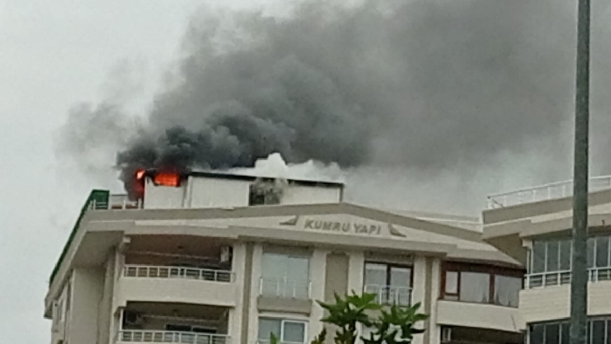 Karaköprü'de Apartman Çatı Katı Cayır Cayır Yandı
