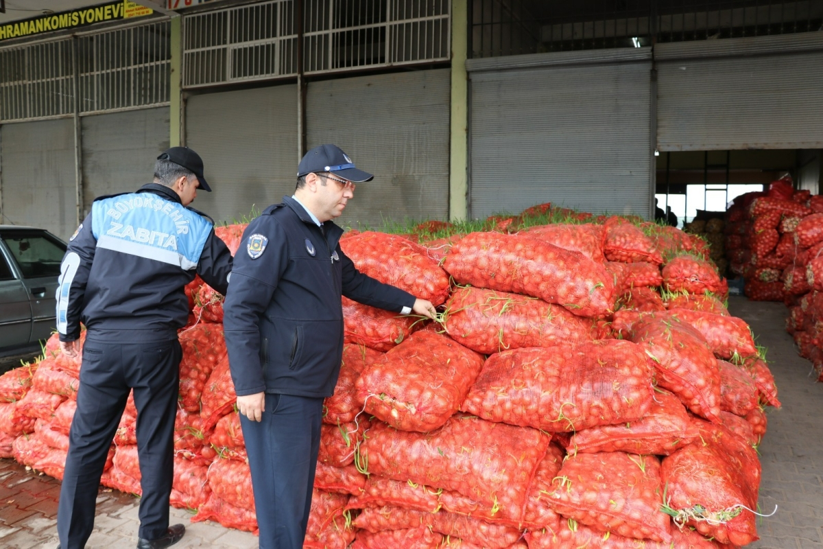 BÜYÜKŞEHİR ZABITA’DAN DENETİM, ÇÜRÜMÜŞ 22 TON SOĞAN İMHA EDİLDİ
