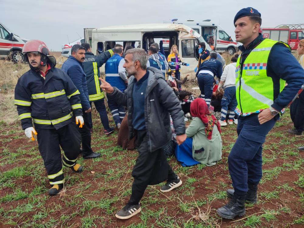 Şanlıurfa’da tarım işçilerini taşıyan minibüs şarampole devrildi: 23 yaralı