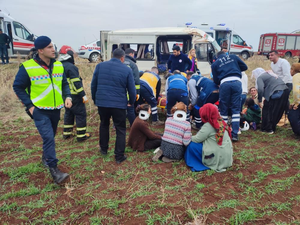 Şanlıurfa’da tarım işçilerini taşıyan minibüs şarampole devrildi: 23 yaralı