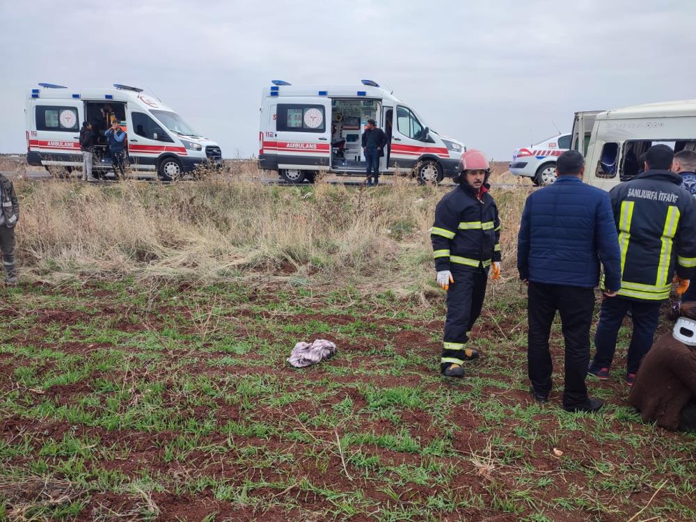 Şanlıurfa’da tarım işçilerini taşıyan minibüs şarampole devrildi: 23 yaralı