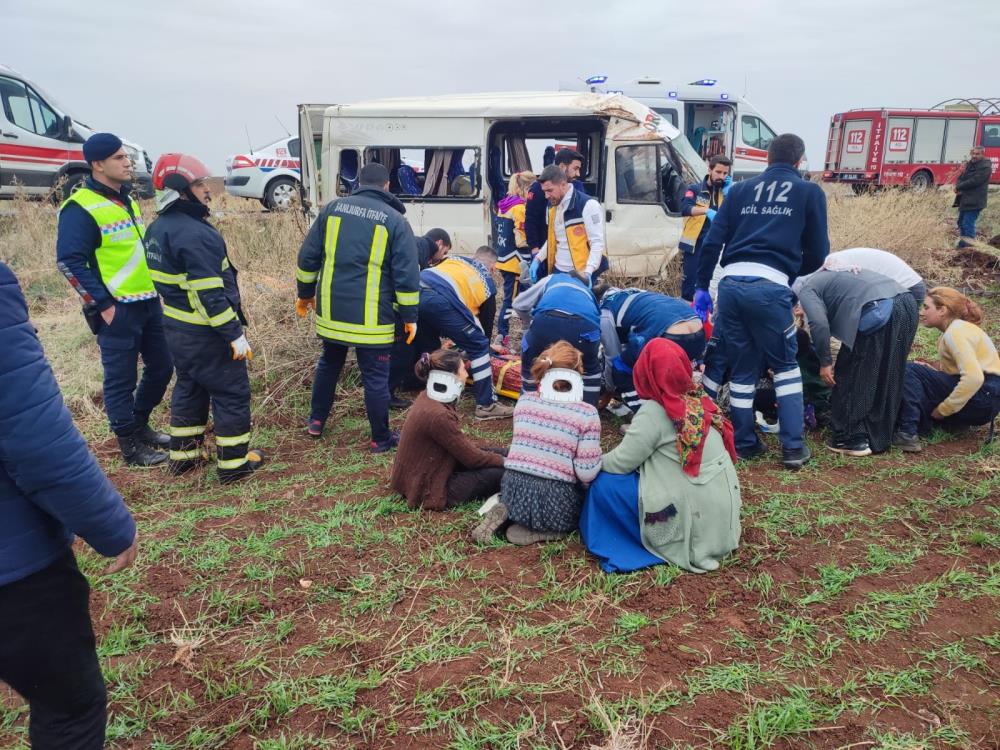 Şanlıurfa’da tarım işçilerini taşıyan minibüs şarampole devrildi: 23 yaralı