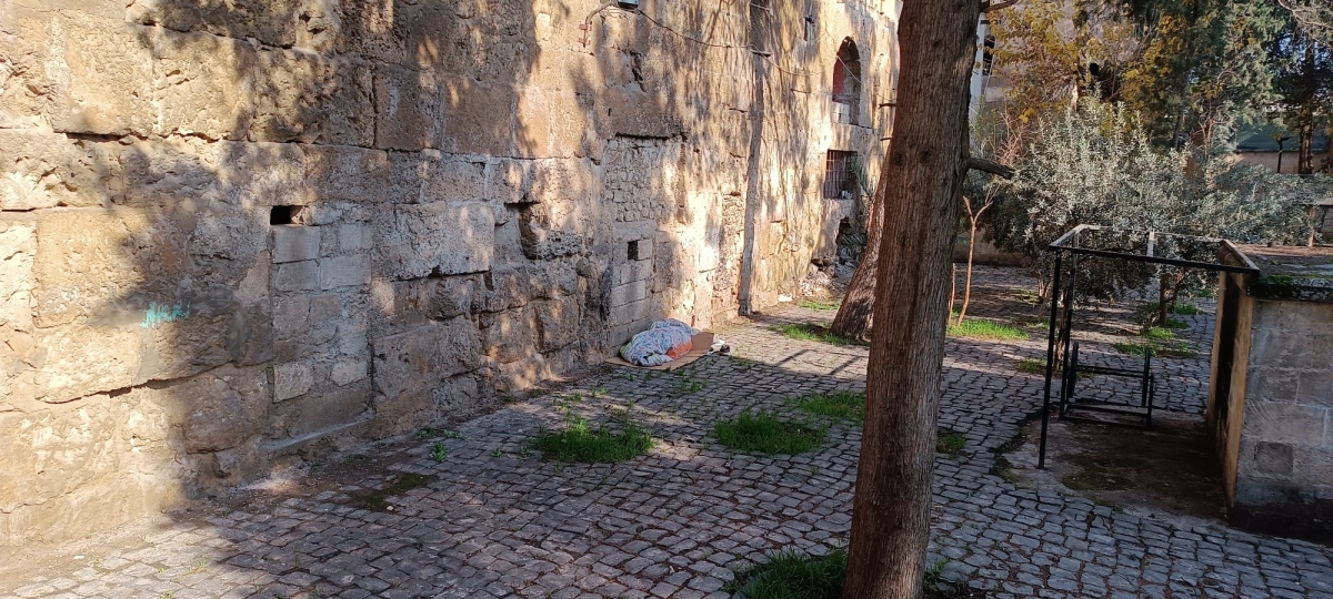 Cami Avlusundaki Mezarlıkta Yatıyor