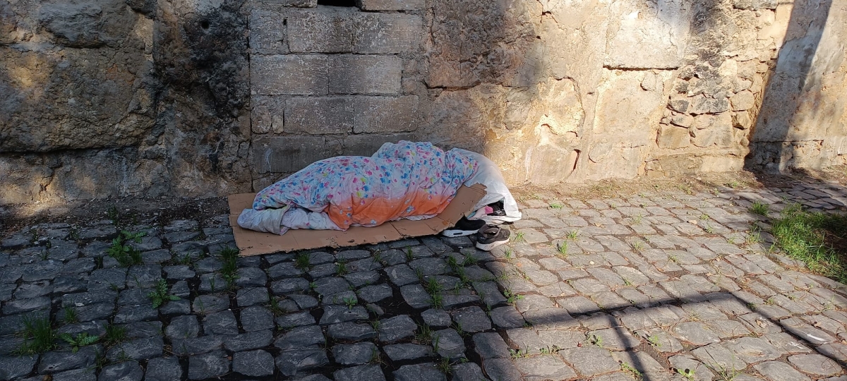Cami Avlusundaki Mezarlıkta Yatıyor