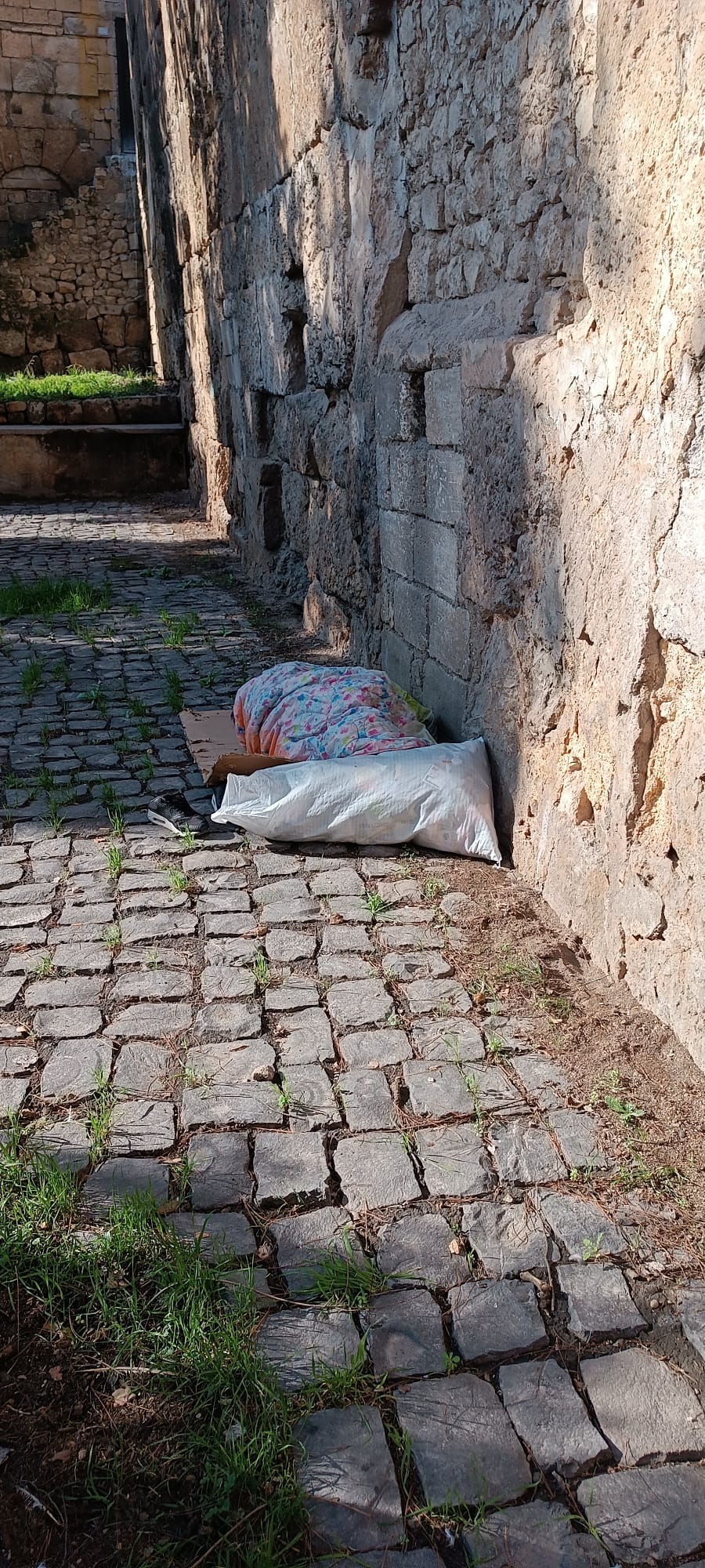 Cami Avlusundaki Mezarlıkta Yatıyor