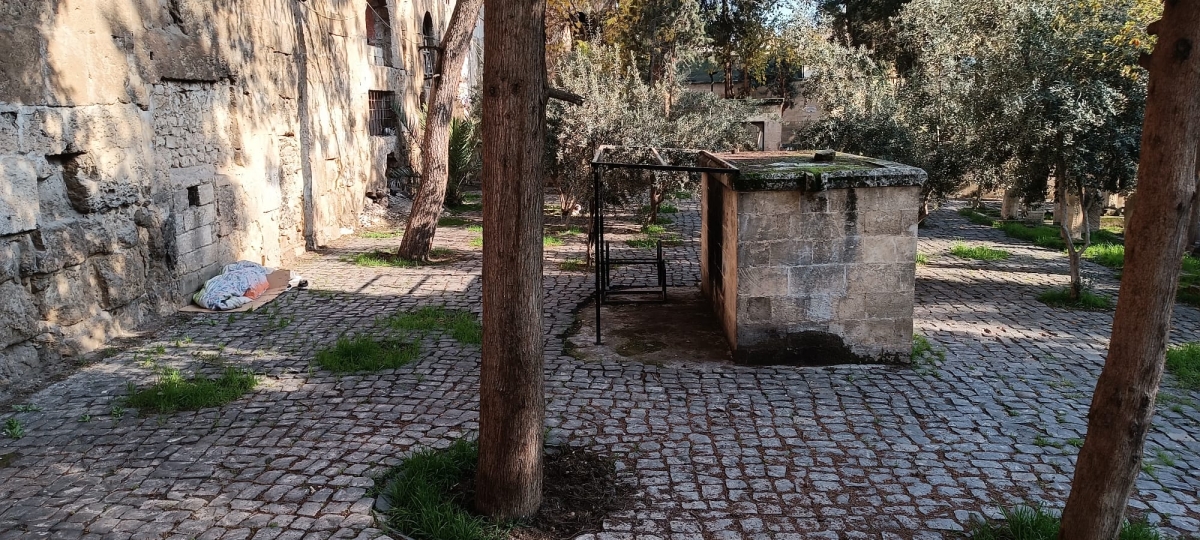 Cami Avlusundaki Mezarlıkta Yatıyor