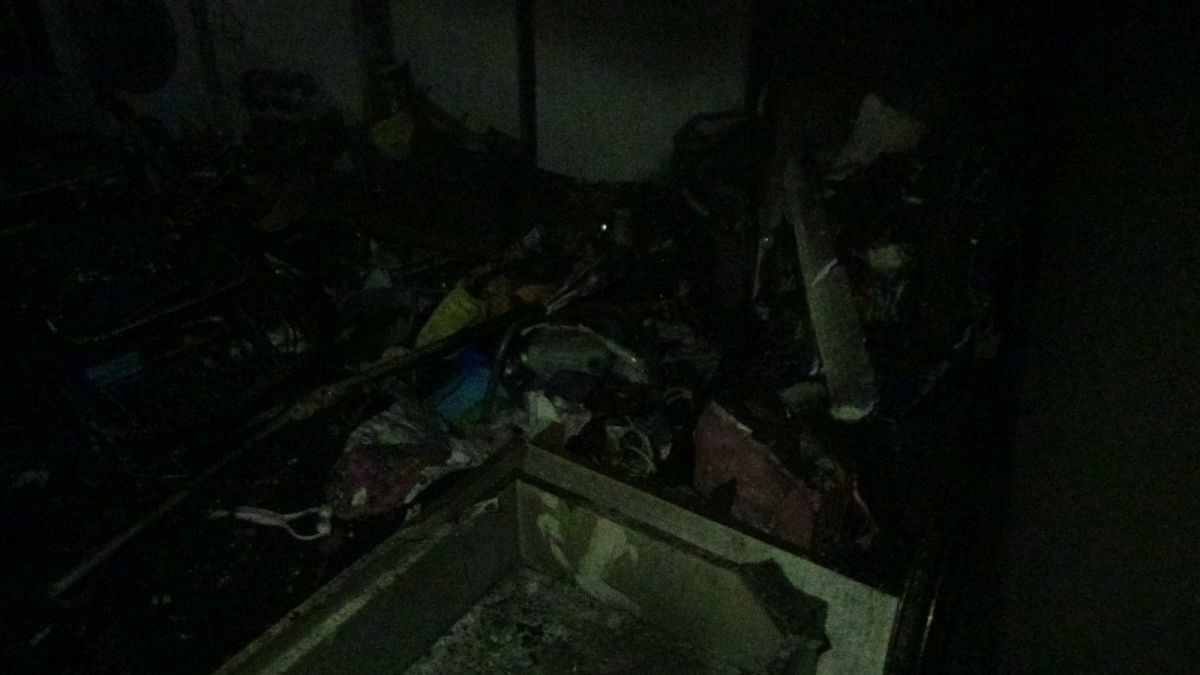 Alev ve dumanlar arasında kalan 7 kişiyi ekipler kurtardı