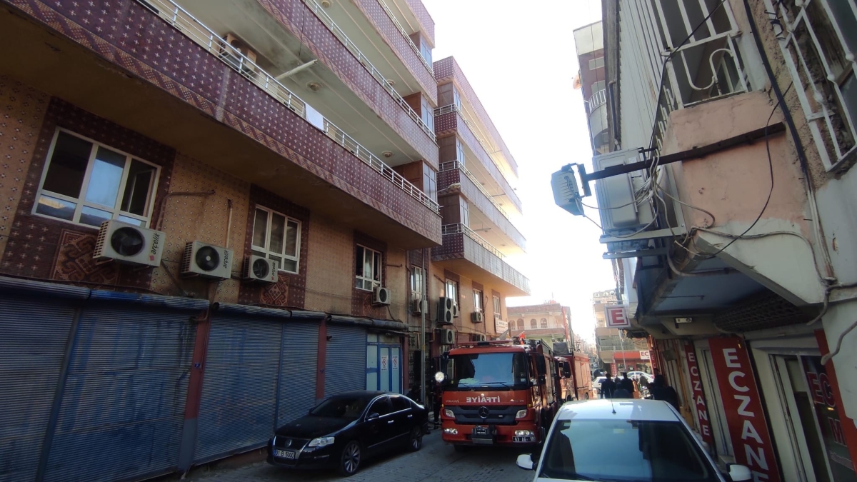 Alev ve dumanlar arasında kalan 7 kişiyi ekipler kurtardı
