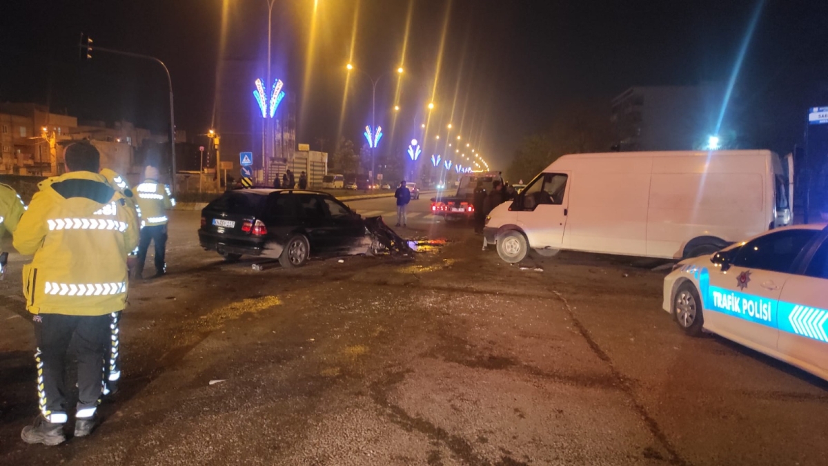 Cezaevi kavşağında kaza 14 yaralı