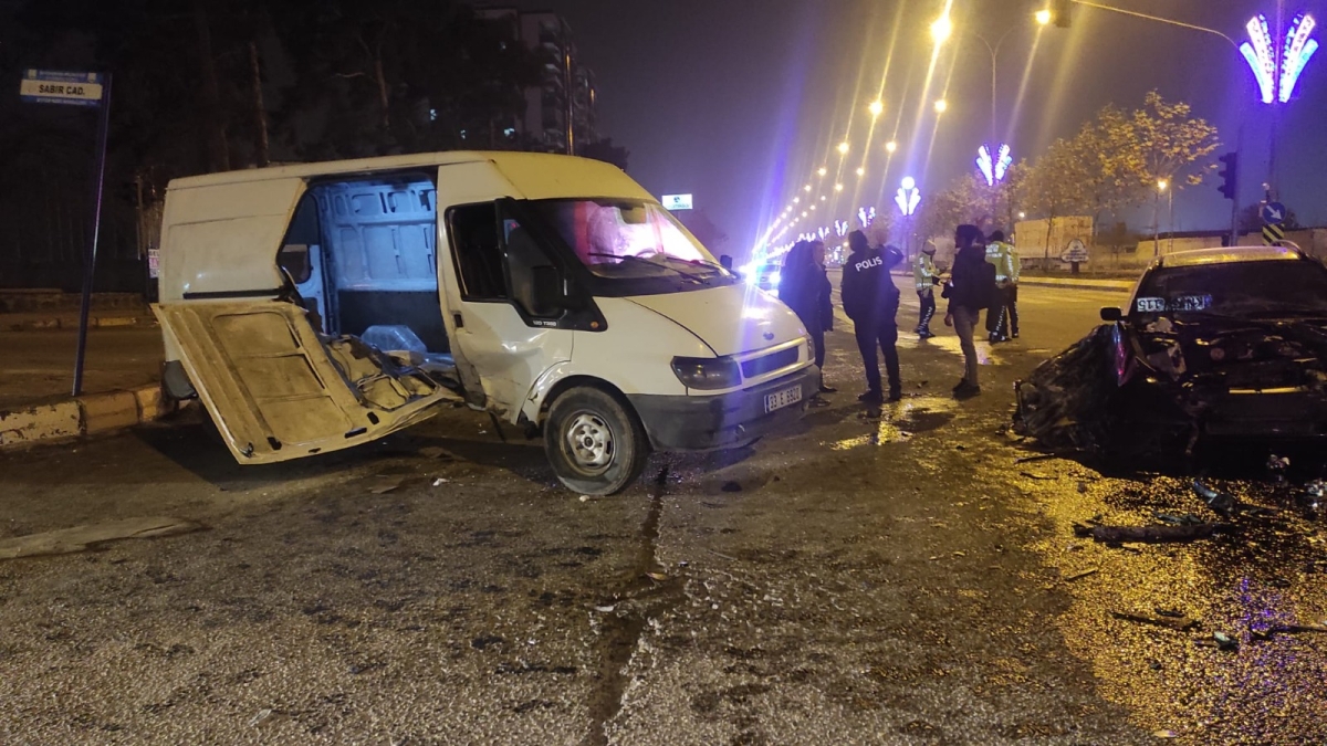Cezaevi kavşağında kaza 14 yaralı