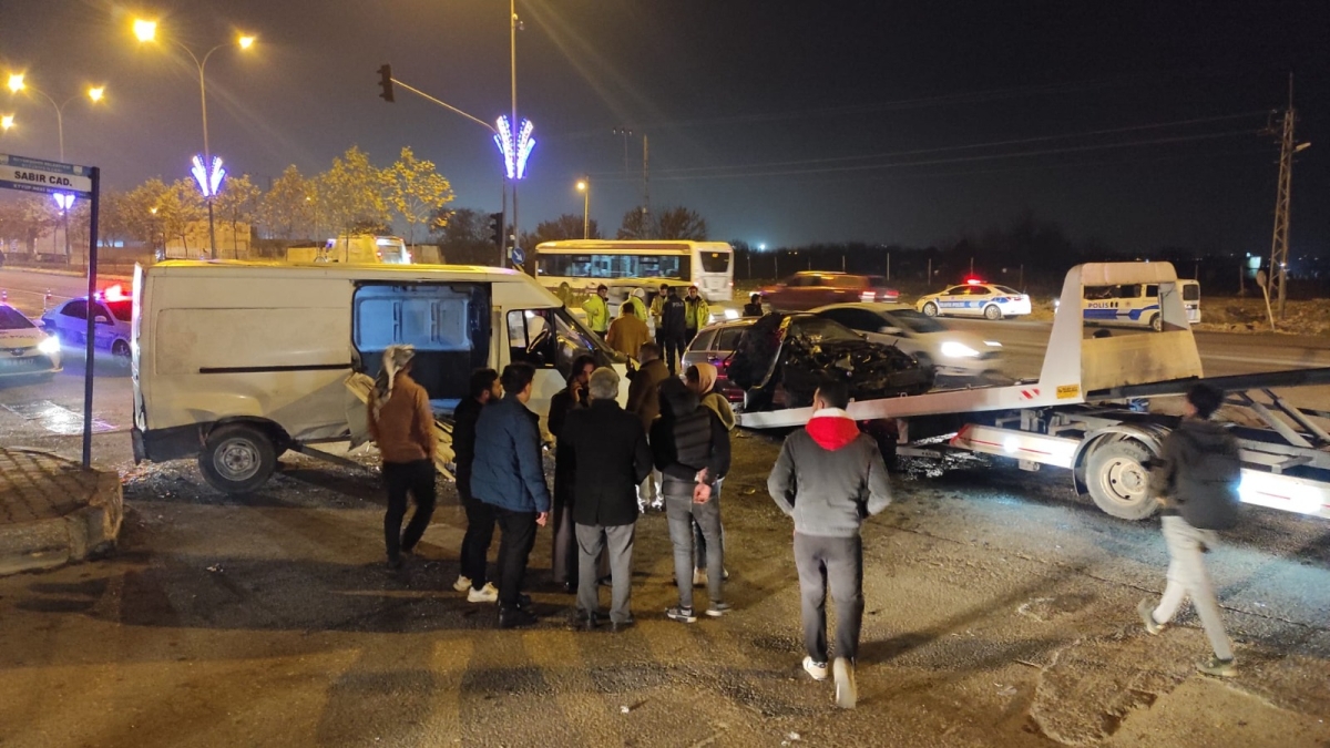 Cezaevi kavşağında kaza 14 yaralı