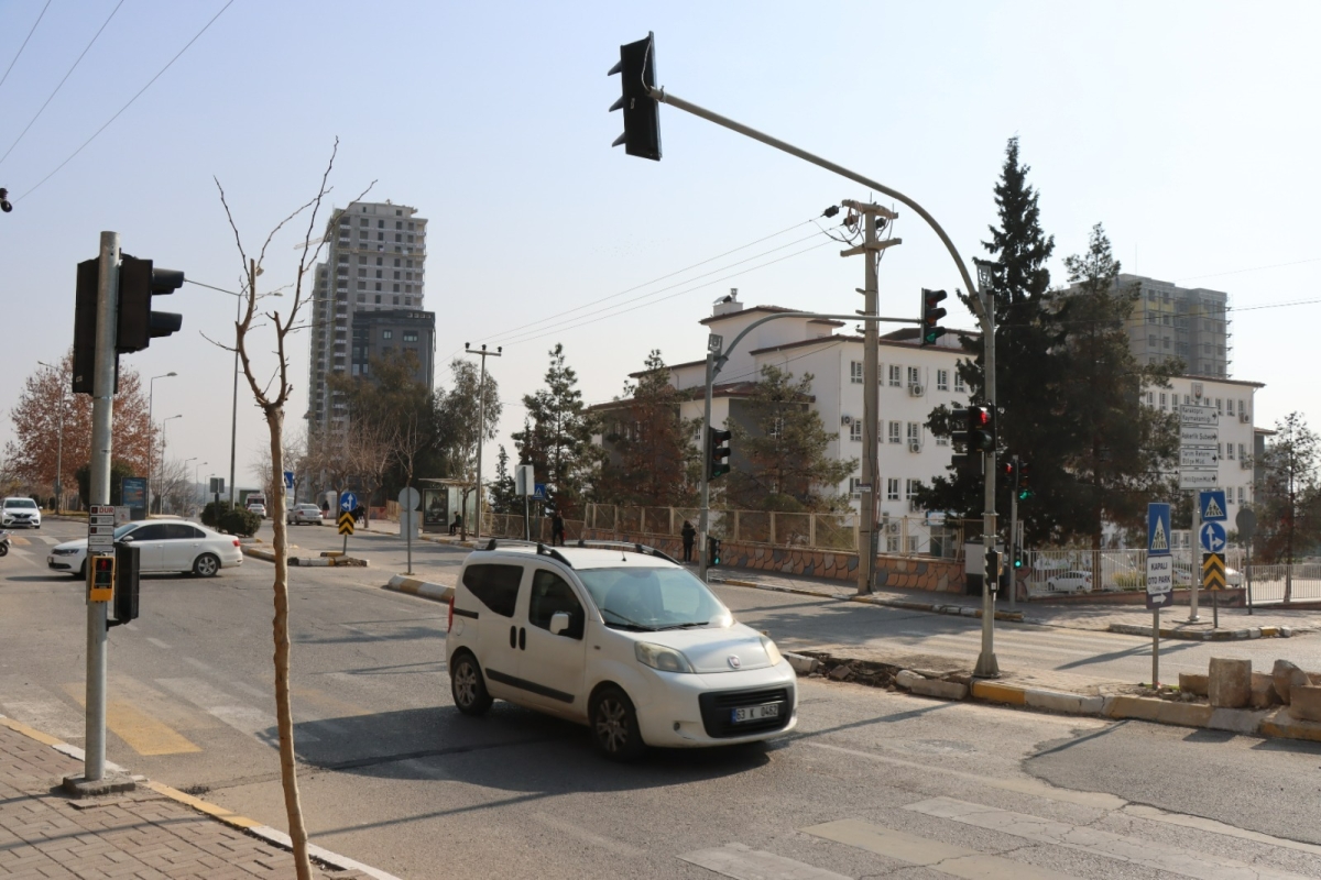 BÜYÜKŞEHİR’DEN OKUL ÖNLERİNE BUTONLU YAYA GEÇİDİ