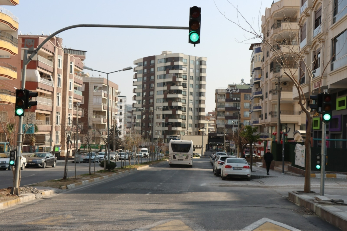 BÜYÜKŞEHİR’DEN OKUL ÖNLERİNE BUTONLU YAYA GEÇİDİ