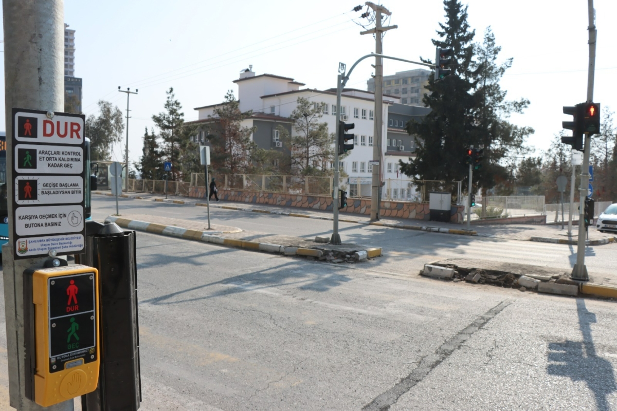 BÜYÜKŞEHİR’DEN OKUL ÖNLERİNE BUTONLU YAYA GEÇİDİ