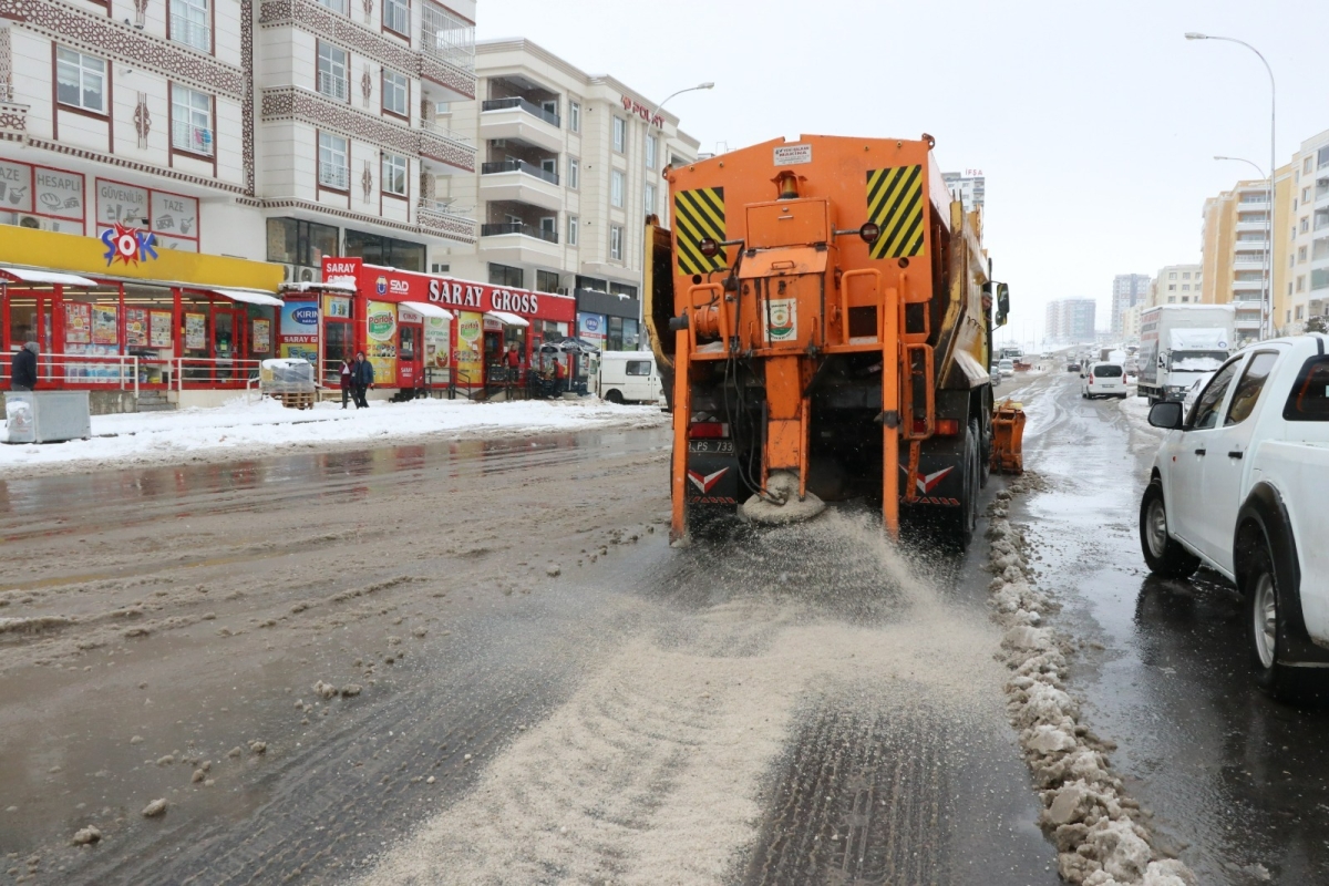 BÜYÜKŞEHİR BELEDİYESİ KARLA MÜCADELEDE İŞİ SIKI TUTUYOR