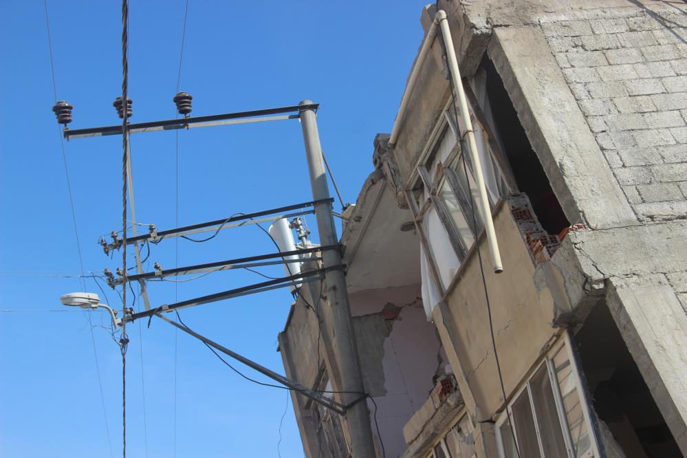 Binanın yaslandığı elektrik direği can kaybını önledi