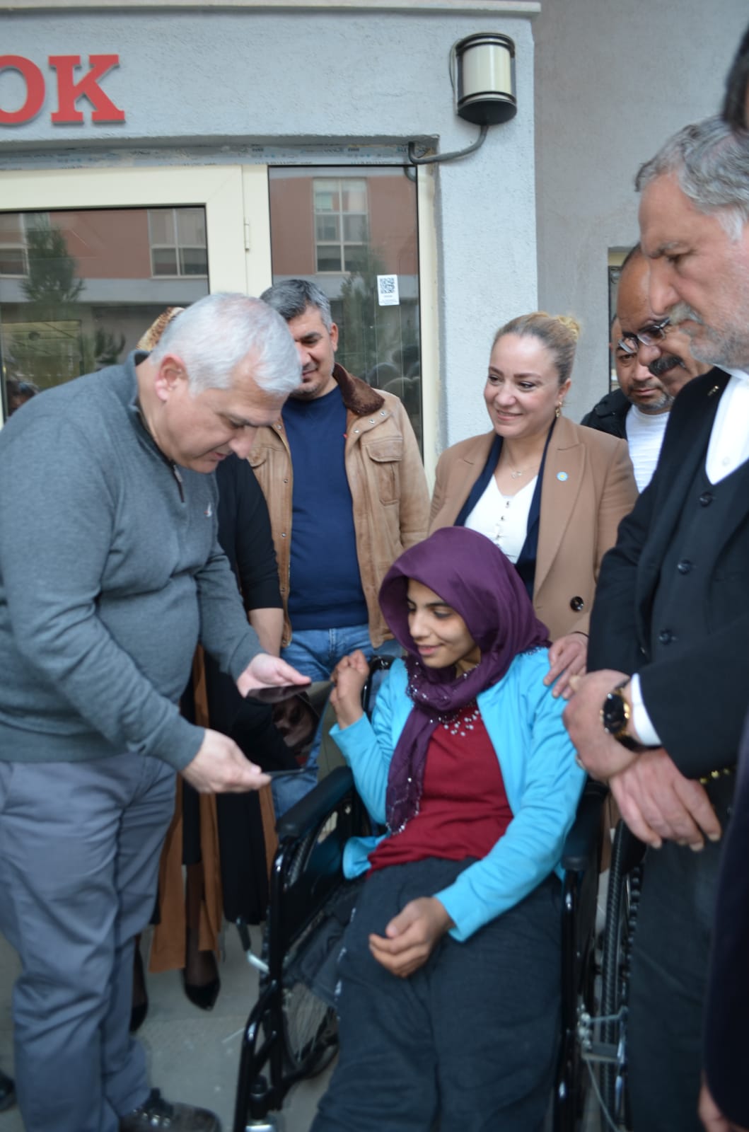 Deprem zade aileleri ziyaret etti çocuklara oyuncak dağıttı