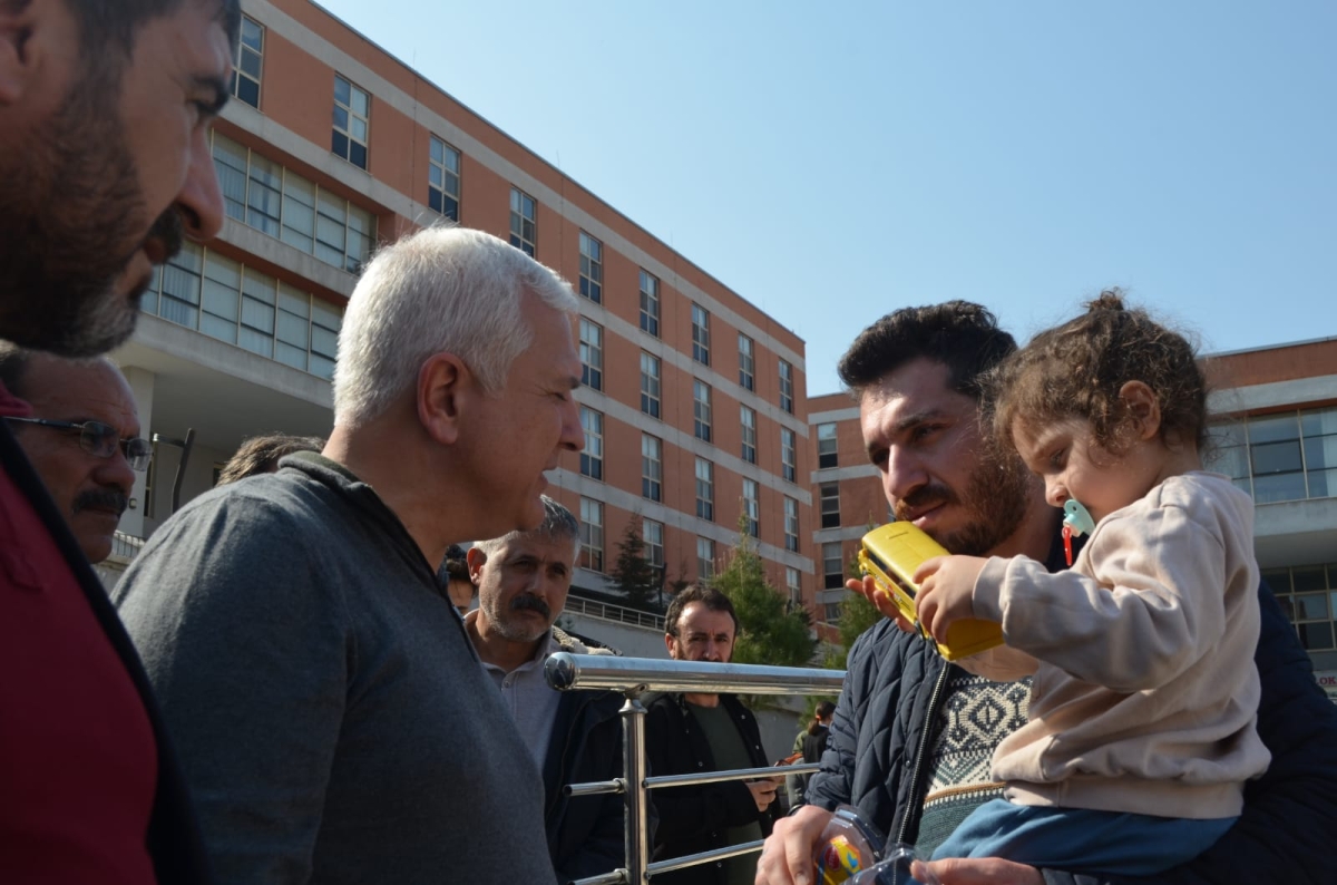 Deprem zade aileleri ziyaret etti çocuklara oyuncak dağıttı