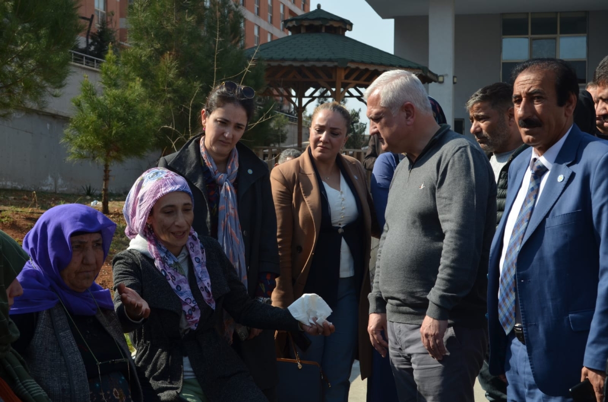 Deprem zade aileleri ziyaret etti çocuklara oyuncak dağıttı