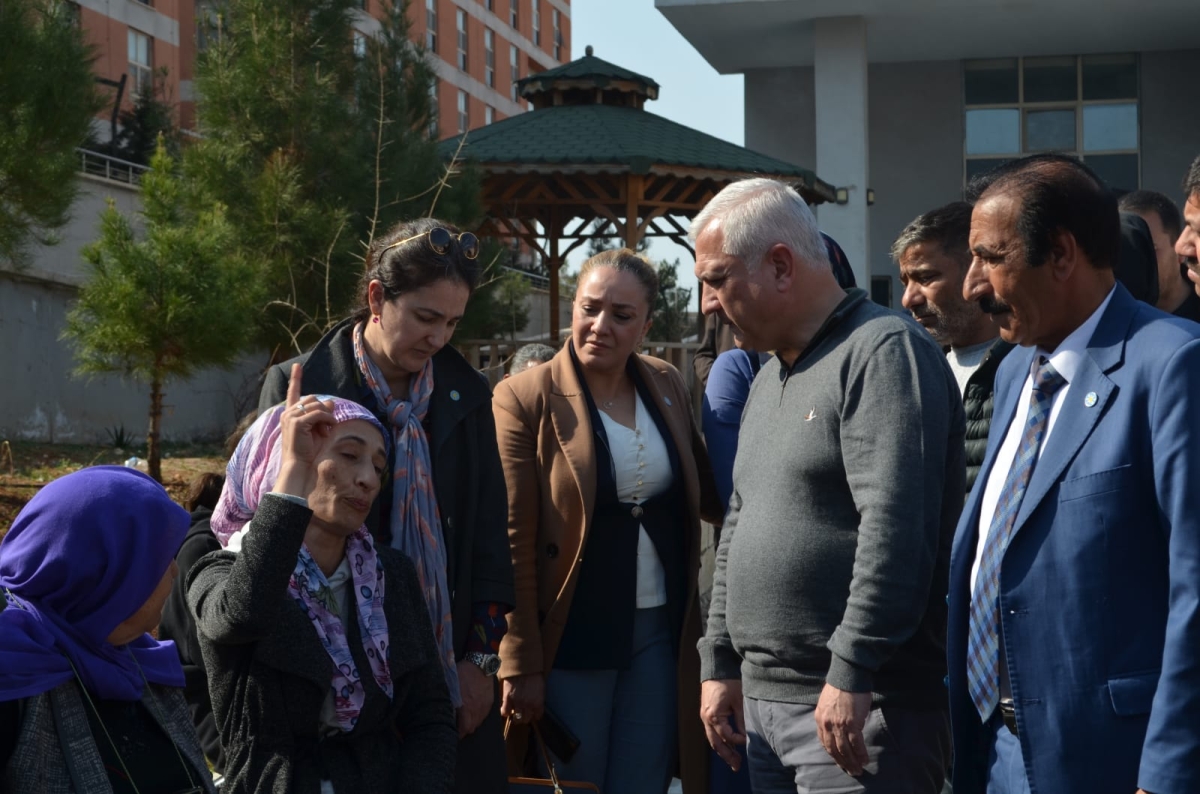 Deprem zade aileleri ziyaret etti çocuklara oyuncak dağıttı