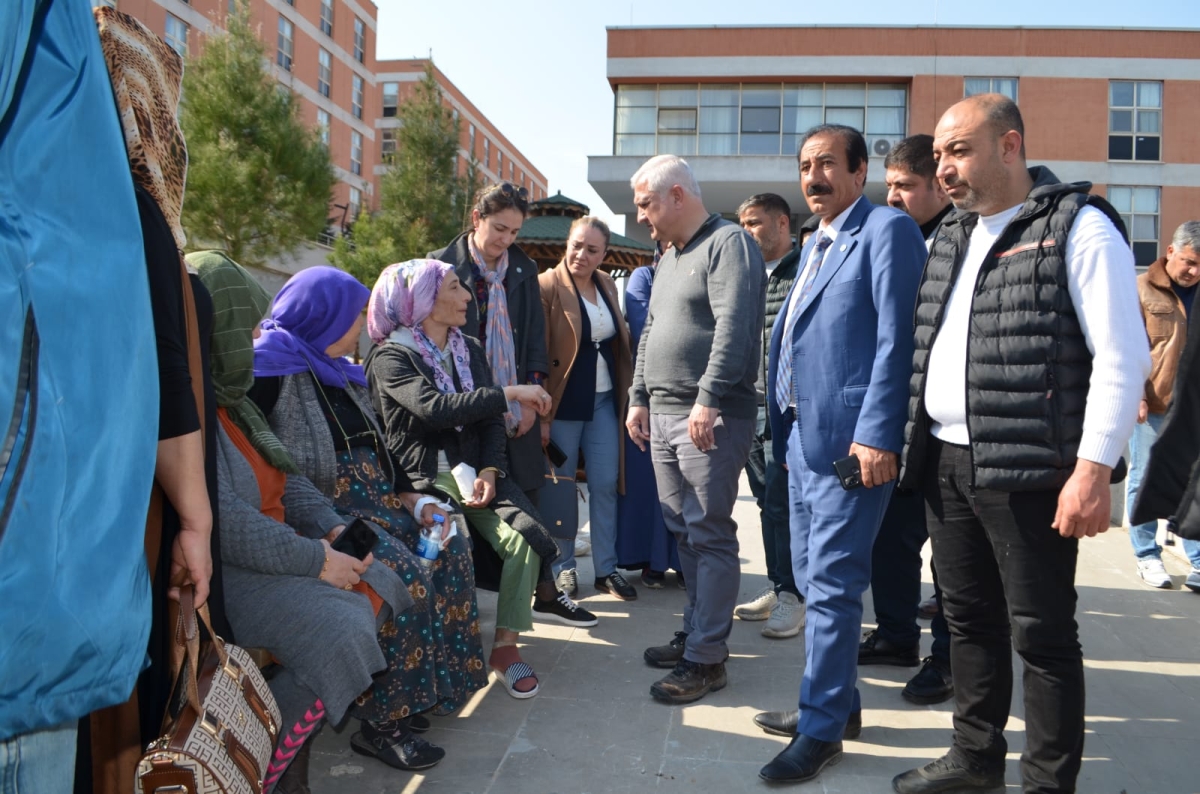 Deprem zade aileleri ziyaret etti çocuklara oyuncak dağıttı