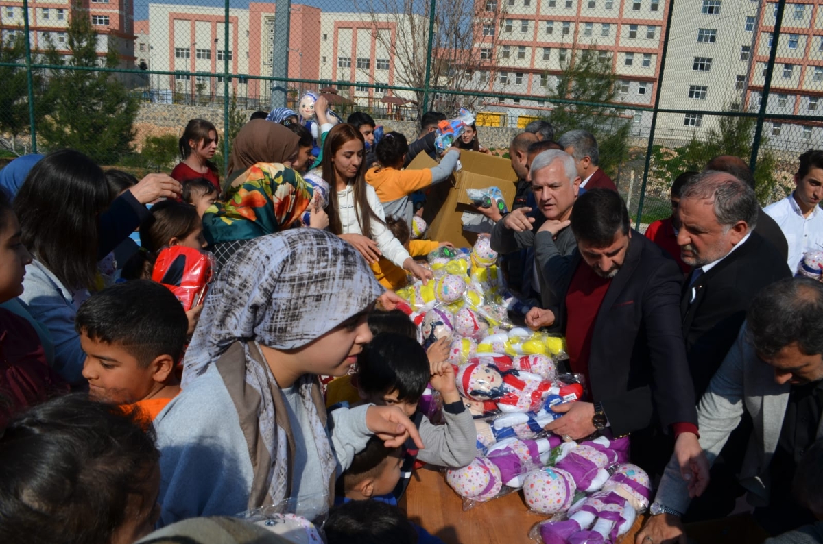 Deprem zade aileleri ziyaret etti çocuklara oyuncak dağıttı
