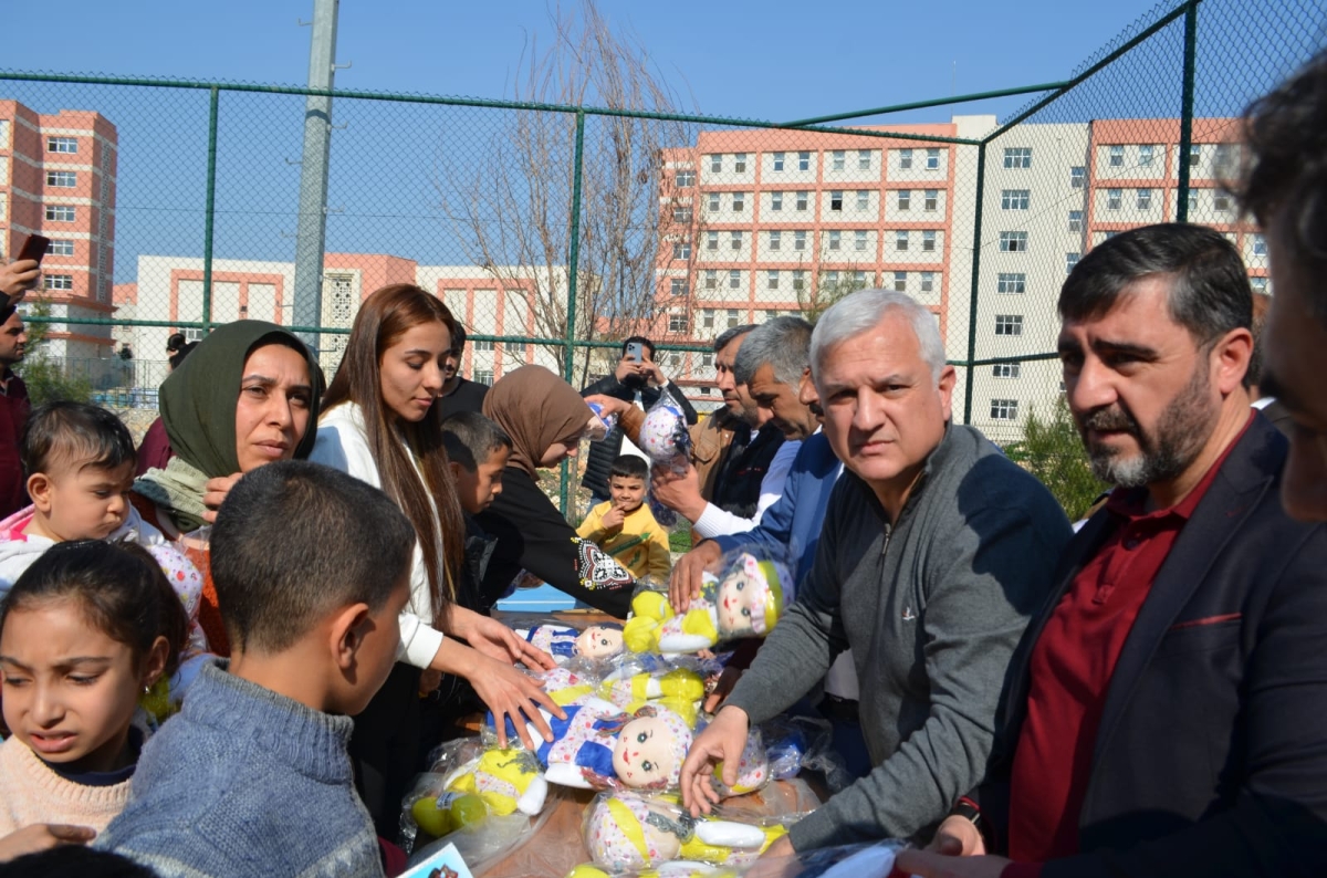 Deprem zade aileleri ziyaret etti çocuklara oyuncak dağıttı