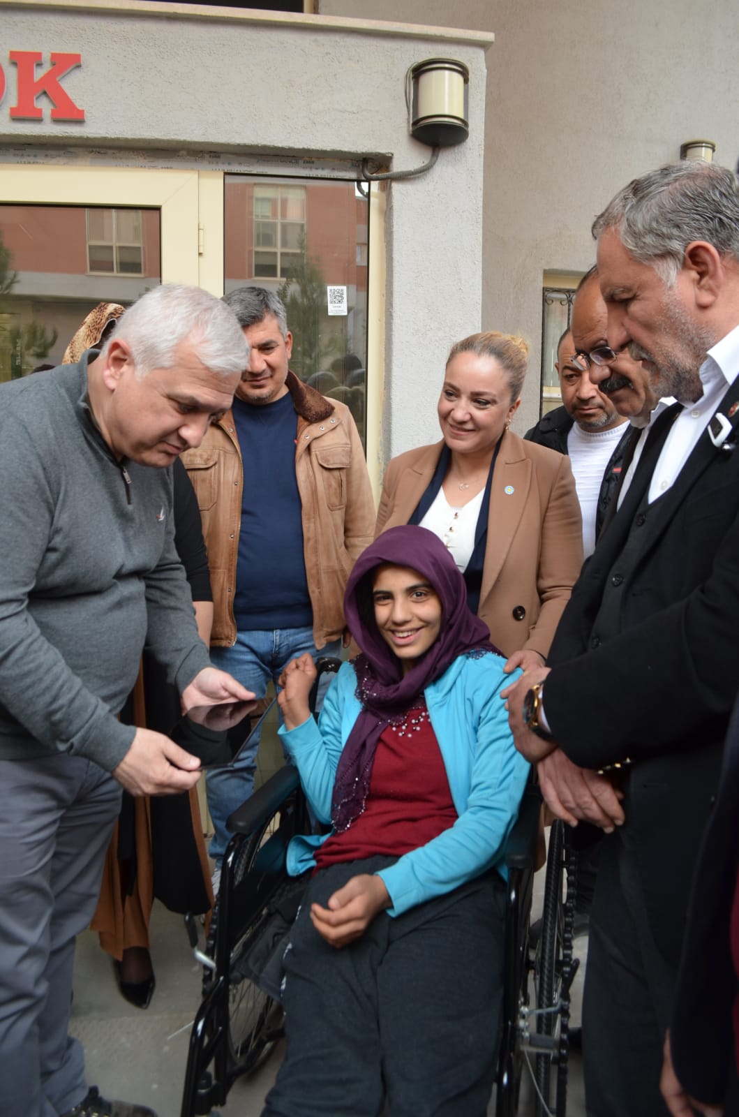 Deprem zade aileleri ziyaret etti çocuklara oyuncak dağıttı