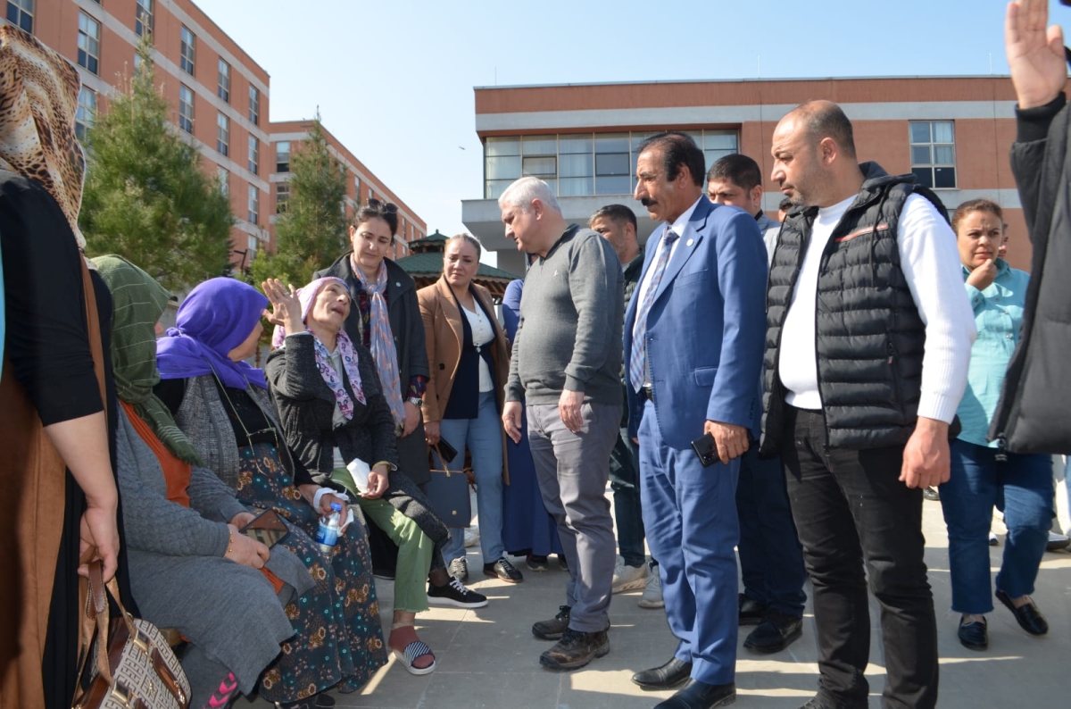 Deprem zade aileleri ziyaret etti çocuklara oyuncak dağıttı