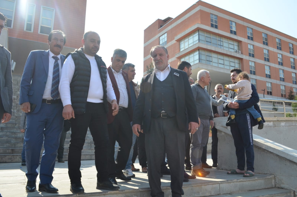Deprem zade aileleri ziyaret etti çocuklara oyuncak dağıttı