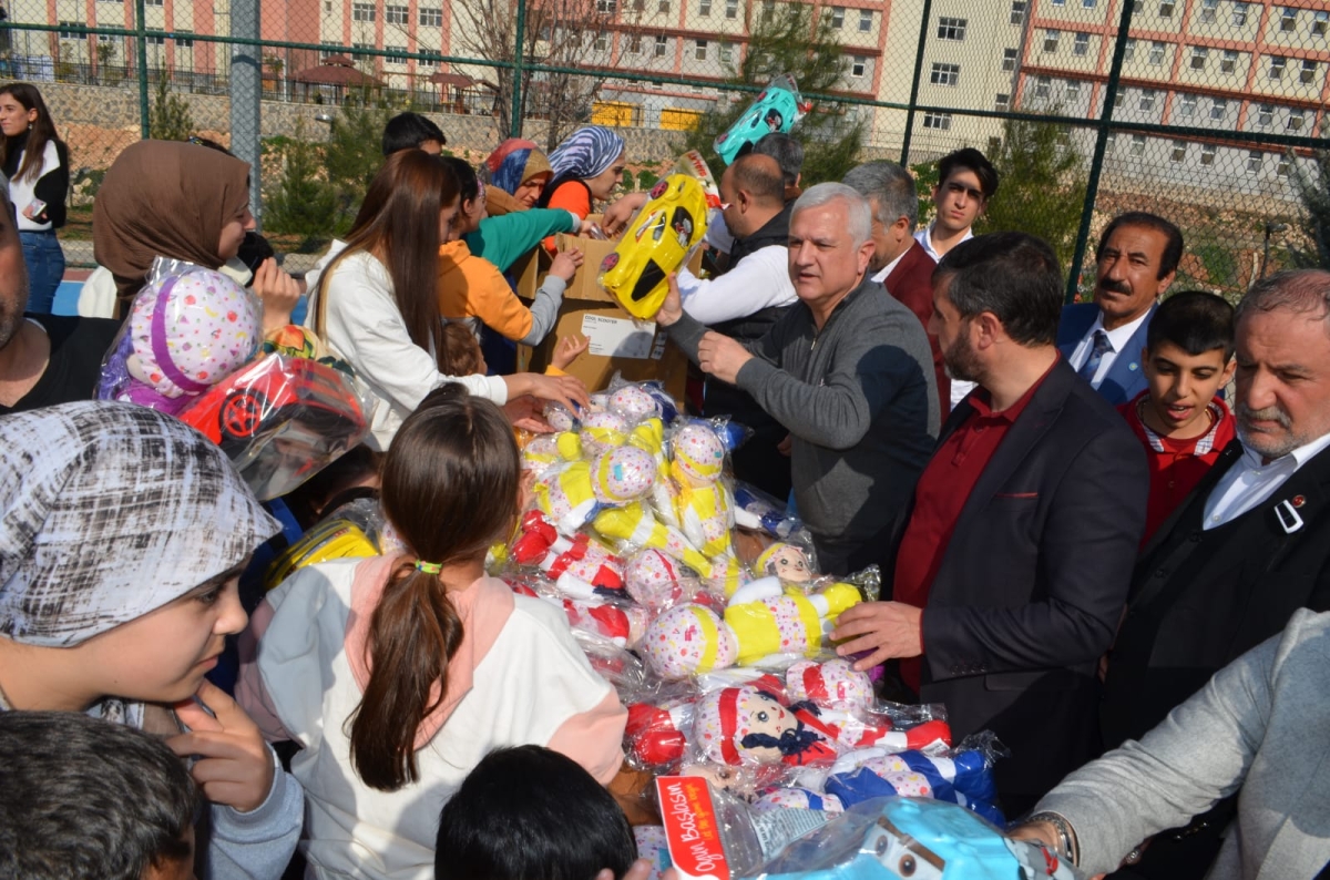 Deprem zade aileleri ziyaret etti çocuklara oyuncak dağıttı