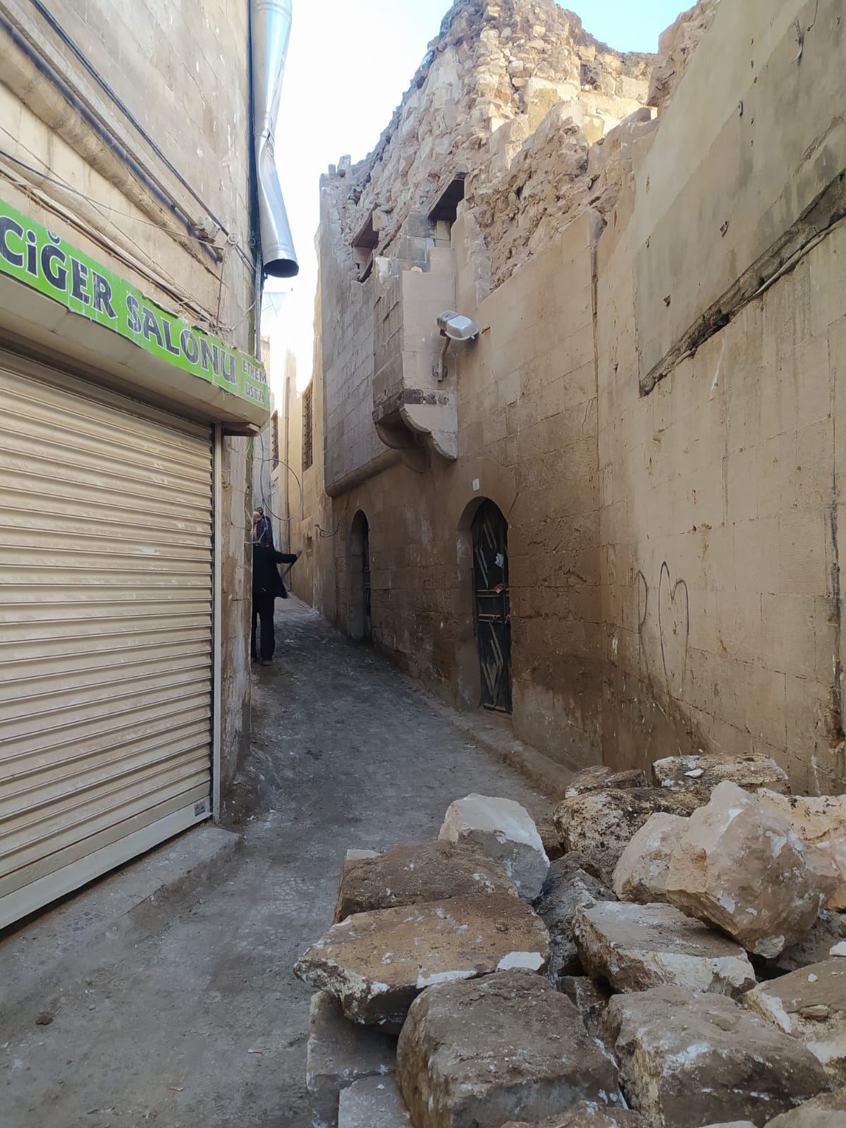 ESKİ URFA SOKAKLARINDAKİ MOLOZLAR KALDIRILIYOR