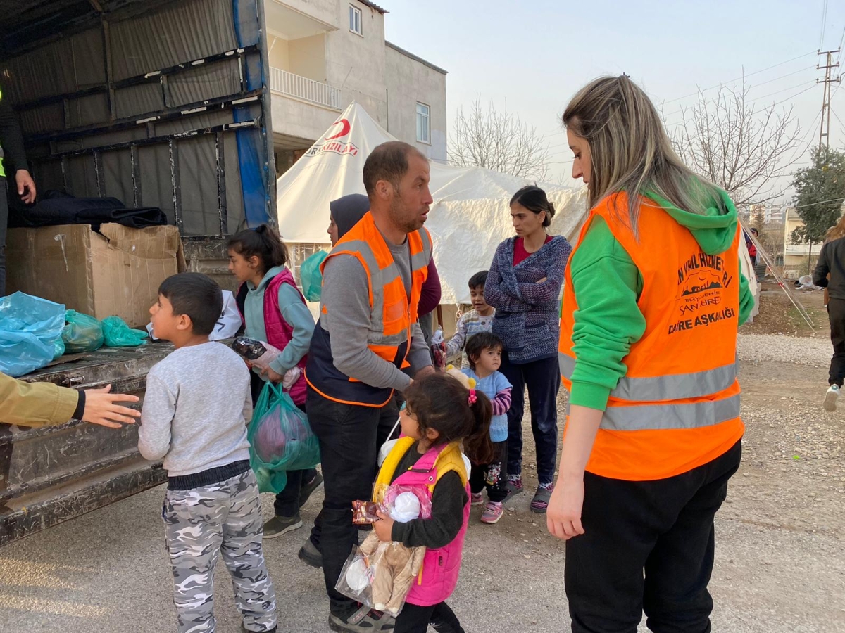 ŞANLIURFALI KADINLAR ÜRETTİKLERİ BEZ BEBEKLERİ ADIYAMAN’A GÖNDERDİ