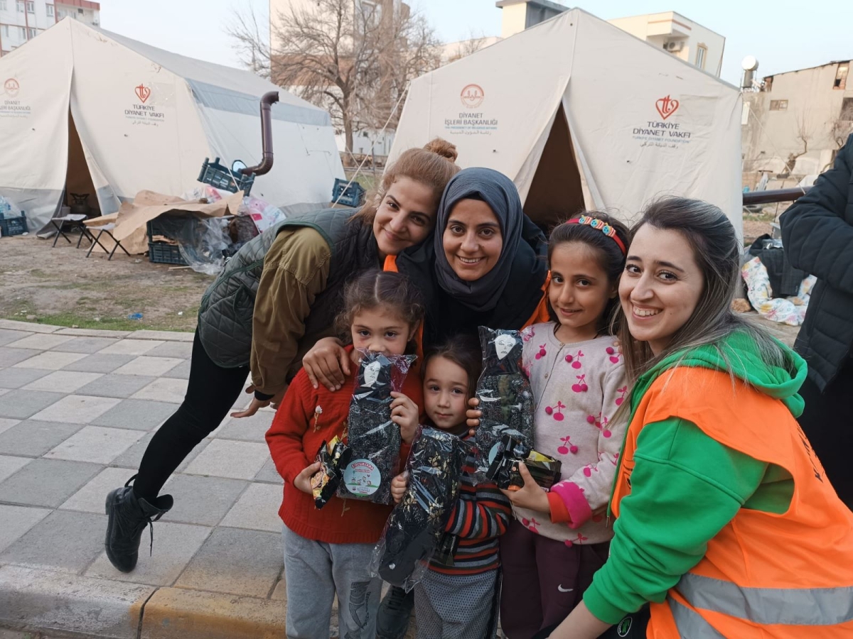ŞANLIURFALI KADINLAR ÜRETTİKLERİ BEZ BEBEKLERİ ADIYAMAN’A GÖNDERDİ