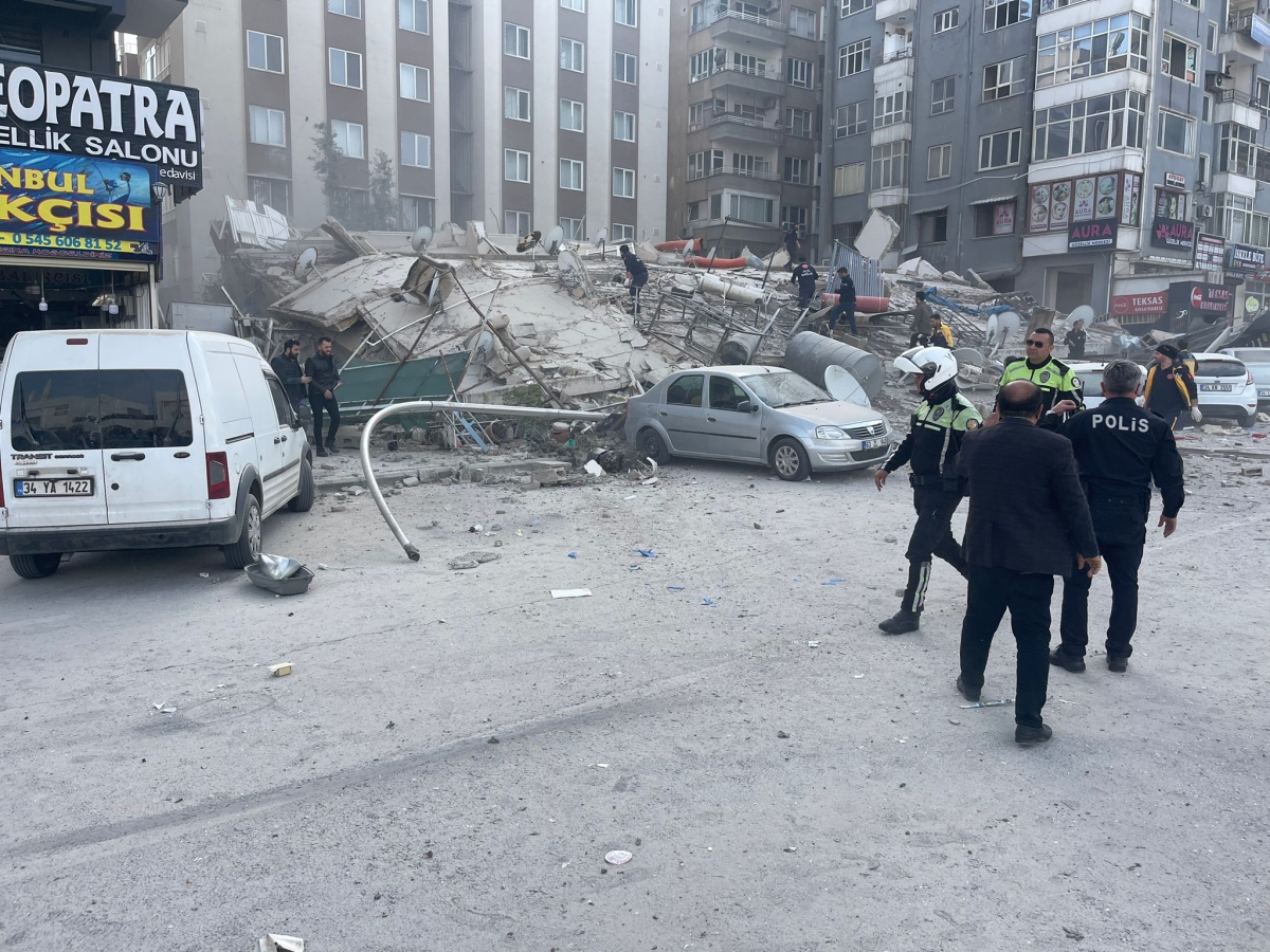 Urfa'daki 2500 Ağır Hasarlı Bina Acilen Yıkılmalı