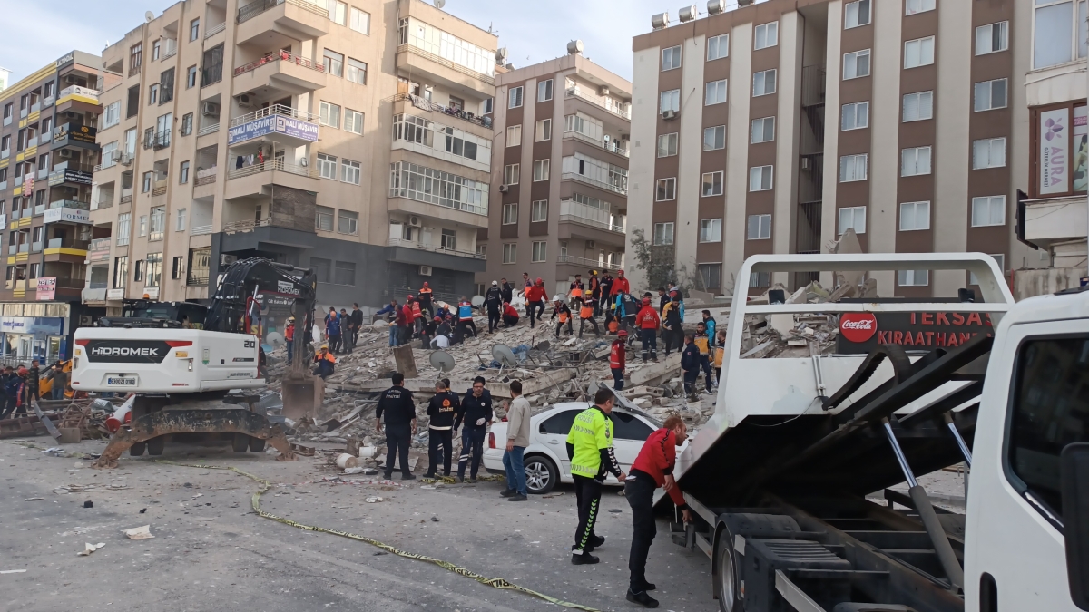 Urfa'daki 2500 Ağır Hasarlı Bina Acilen Yıkılmalı
