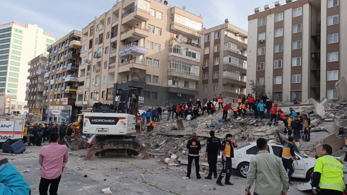 Urfa'daki 2500 Ağır Hasarlı Bina Acilen Yıkılmalı
